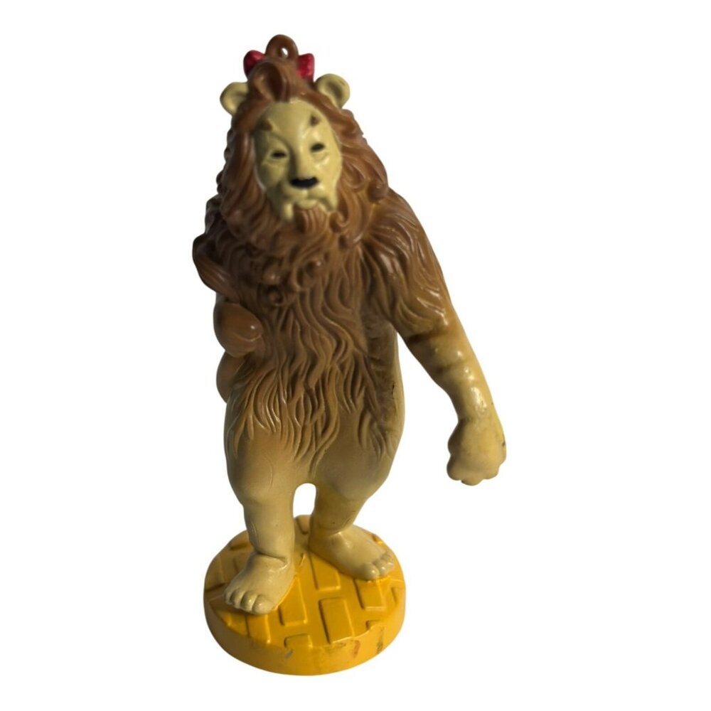 VTG 1987 Cowardly Lion PVC Figure Yellow Brick Road Base Collectible 3.5" Macau